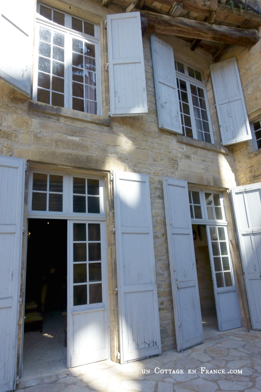 #whitecottagecharm #uncottageenfrance #campagnechic #frenchinterior #frenchfarmhousestyle #frenchcountry #frenchliving #fixerupperstyle #frenchcountrycottage #allthingsfrench #frenchcottage #farmhousevignette #cottagevignette #chippypaint #frenchdecoration #fermette #countrychic #rustique #rusticdecor #decorustic #cottagedecor #maisondecampagne #campagnedecoration #countryhomemag #brocante