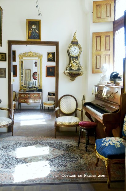 #whitecottagecharm #uncottageenfrance #campagnechic #frenchinterior #frenchfarmhousestyle #frenchcountry #frenchliving #fixerupperstyle #frenchcountrycottage #allthingsfrench #frenchcottage #farmhousevignette #cottagevignette #chippypaint #frenchdecoration #fermette #countrychic #rustique #rusticdecor #decorustic #cottagedecor #maisondecampagne #campagnedecoration #countryhomemag #brocante