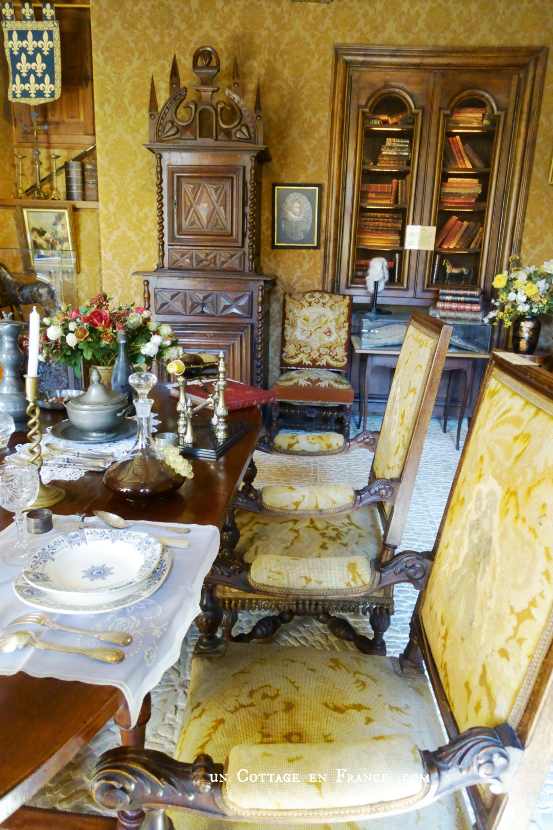 #whitecottagecharm #uncottageenfrance #campagnechic #frenchinterior #frenchfarmhousestyle #frenchcountry #frenchliving #fixerupperstyle #frenchcountrycottage #allthingsfrench #frenchcottage #farmhousevignette #cottagevignette #chippypaint #frenchdecoration #fermette #countrychic #rustique #rusticdecor #decorustic #cottagedecor #maisondecampagne #campagnedecoration #countryhomemag #brocante