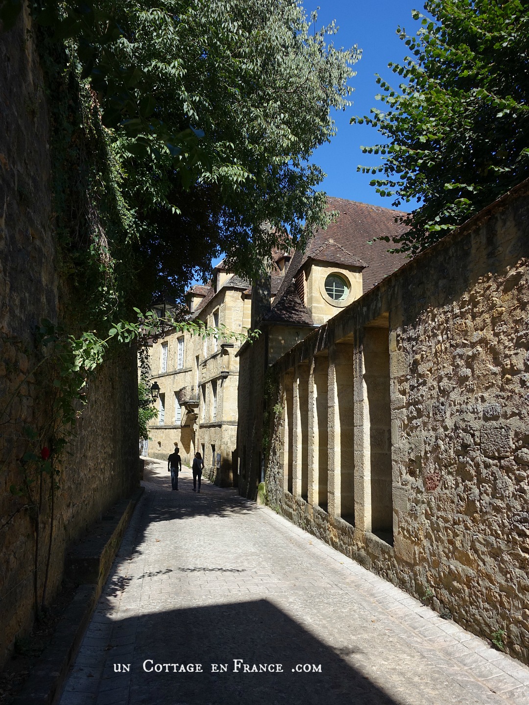#whitecottagecharm #uncottageenfrance #campagnechic #frenchinterior #frenchfarmhousestyle #frenchcountry #frenchliving #fixerupperstyle #frenchcountrycottage #allthingsfrench #frenchcottage #farmhousevignette #cottagevignette #chippypaint #frenchdecoration #fermette #countrychic #rustique #rusticdecor #decorustic #cottagedecor #maisondecampagne #campagnedecoration #countryhomemag #brocante