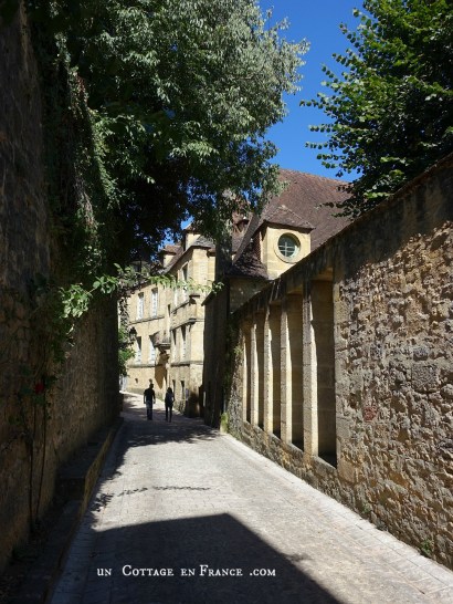 #whitecottagecharm #uncottageenfrance #campagnechic #frenchinterior #frenchfarmhousestyle #frenchcountry #frenchliving #fixerupperstyle #frenchcountrycottage #allthingsfrench #frenchcottage #farmhousevignette #cottagevignette #chippypaint #frenchdecoration #fermette #countrychic #rustique #rusticdecor #decorustic #cottagedecor #maisondecampagne #campagnedecoration #countryhomemag #brocante