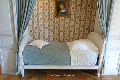 #whitecottagecharm #uncottageenfrance #campagnechic #frenchinterior #frenchfarmhousestyle #frenchcountry #frenchliving #fixerupperstyle #frenchcountrycottage #allthingsfrench #frenchcottage #farmhousevignette #cottagevignette #chippypaint #frenchdecoration #fermette #countrychic #rustique #rusticdecor #decorustic #cottagedecor #maisondecampagne #campagnedecoration #countryhomemag #brocante