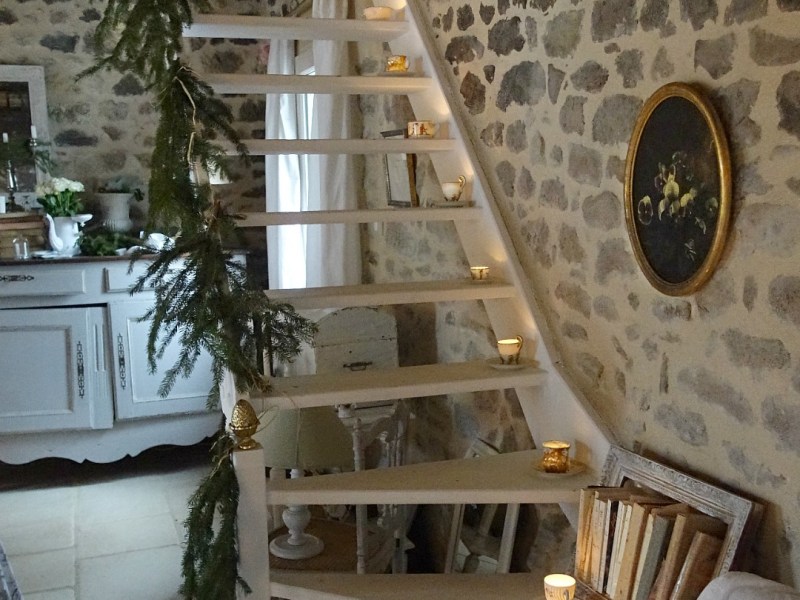 Jolies lumières sur l&rsquo;escalier à l&rsquo;aide de tasses | Pretty Lights on the Staircase with&nbsp;Cups