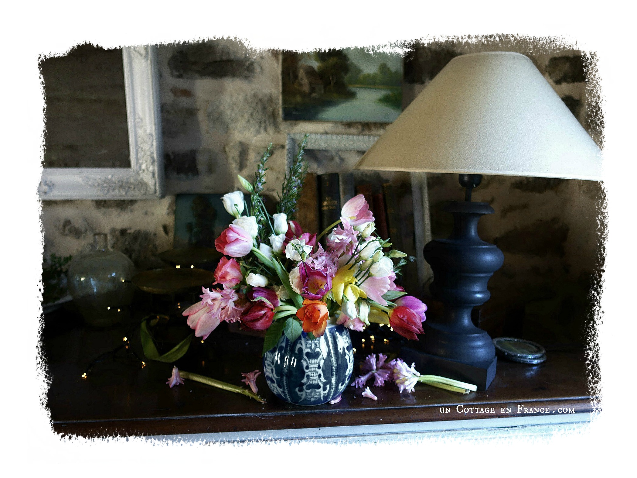 Près de la lampe campache chic (Next to the country chic lamp)