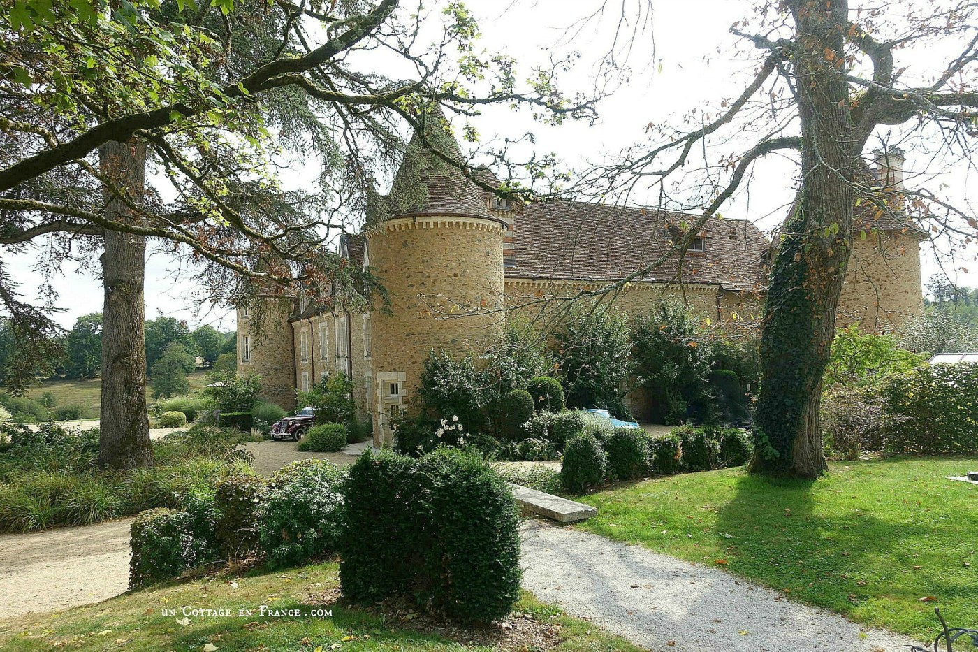 #whitecottagecharm #uncottageenfrance #campagnechic #frenchinterior #frenchfarmhousestyle #frenchcountry #frenchliving #fixerupperstyle #frenchcountrycottage #allthingsfrench #frenchcottage #farmhousevignette #cottagevignette #chippypaint #frenchdecoration #fermette #countrychic #rustique #rusticdecor #decorustic #cottagedecor #maisondecampagne #campagnedecoration #countryhomemag #brocante