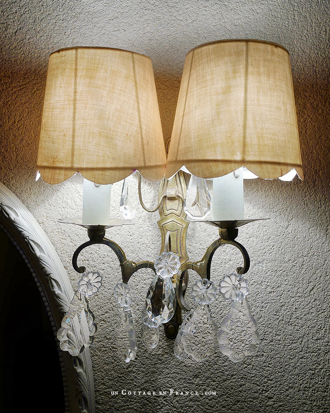 #whitecottagecharm #uncottageenfrance #campagnechic #frenchinterior #frenchfarmhousestyle #frenchcountry #frenchliving #fixerupperstyle #frenchcountrycottage #allthingsfrench #frenchcottage #farmhousevignette #cottagevignette #chippypaint #frenchdecoration #fermette #countrychic #rustique #rusticdecor #decorustic #cottagedecor #maisondecampagne #campagnedecoration #countryhomemag #brocante