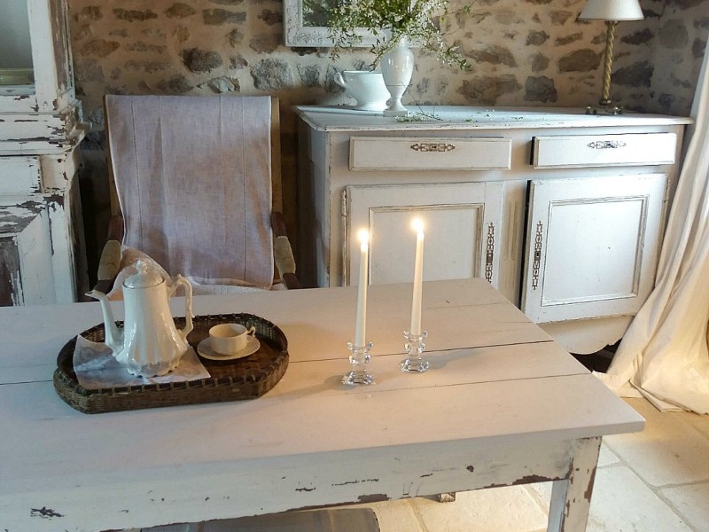 Décor clair romantique au salon | White Cottage Decor in the Living&nbsp;Room