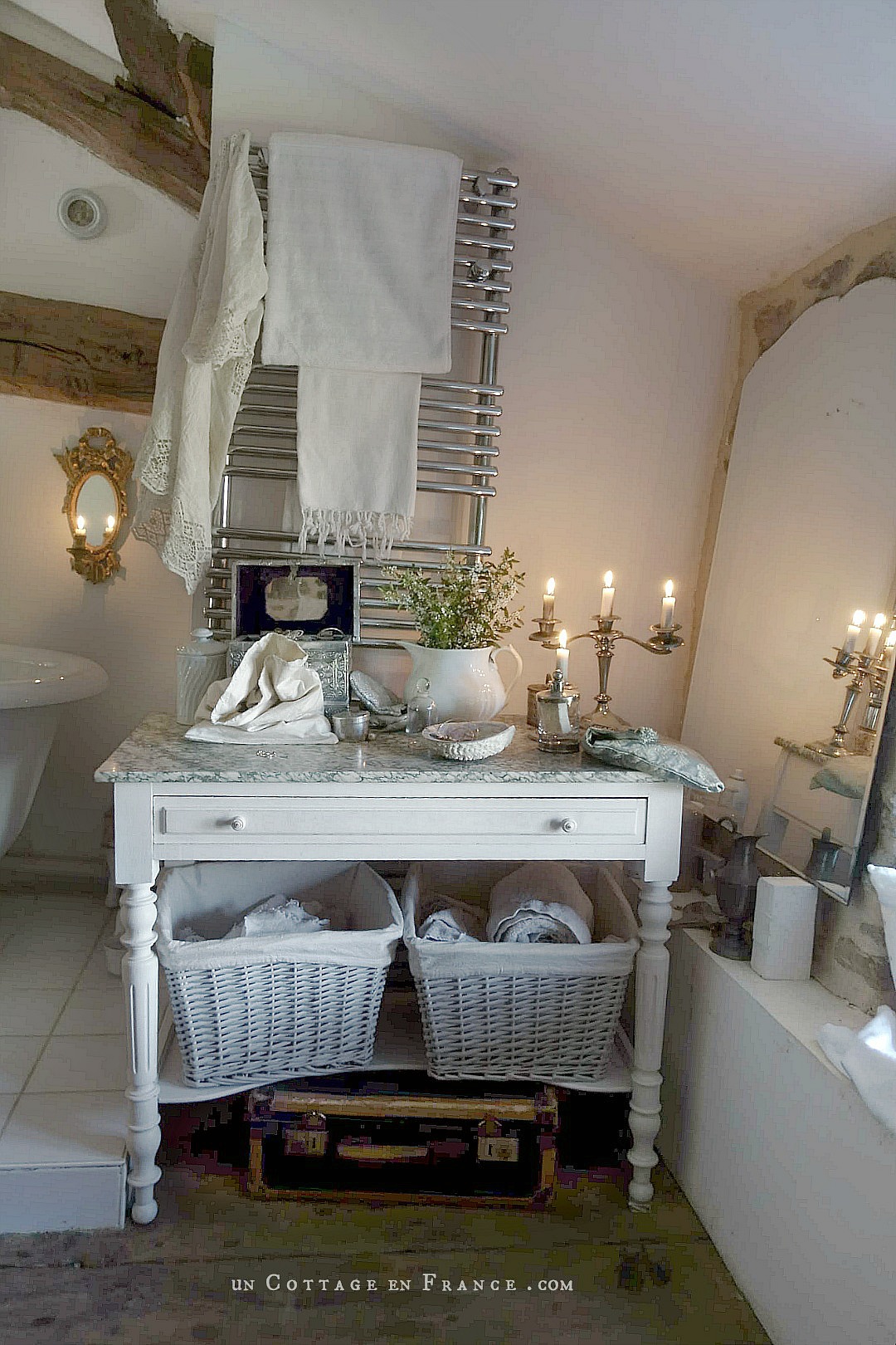 Morning slownesss, a sweet pink light on white walls brought by the candles |Lenteur matinale, une douce luminosité rose apportée par les bougies sur les murs blancs #candlelights #bathroomdecor #romanticbathroom #whitecottagecharm #uncottageenfrance #campagnechic #frenchinterior #frenchfarmhousestyle #frenchcountry #frenchliving #fixerupperstyle #shabbychicbathroom #frenchcountrycottage #allthingsfrench #frenchcottage #farmhousevignette #cottagevignette #chippypaint #frenchdecoration #fermette #countrychic #rustique #rusticdecor #decorustic #cottagedecor #maisondecampagne #campagnedecoration #countryhomemag #brocante
