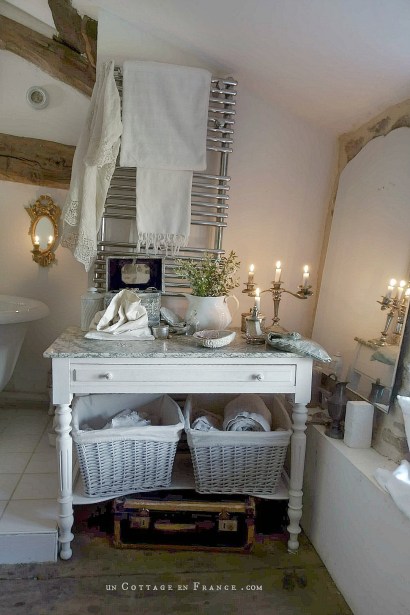 Morning slownesss, a sweet pink light on white walls brought by the candles |Lenteur matinale, une douce luminosité rose apportée par les bougies sur les murs blancs #candlelights #bathroomdecor #romanticbathroom #whitecottagecharm #uncottageenfrance #campagnechic #frenchinterior #frenchfarmhousestyle #frenchcountry #frenchliving #fixerupperstyle #shabbychicbathroom #frenchcountrycottage #allthingsfrench #frenchcottage #farmhousevignette #cottagevignette #chippypaint #frenchdecoration #fermette #countrychic #rustique #rusticdecor #decorustic #cottagedecor #maisondecampagne #campagnedecoration #countryhomemag #brocante