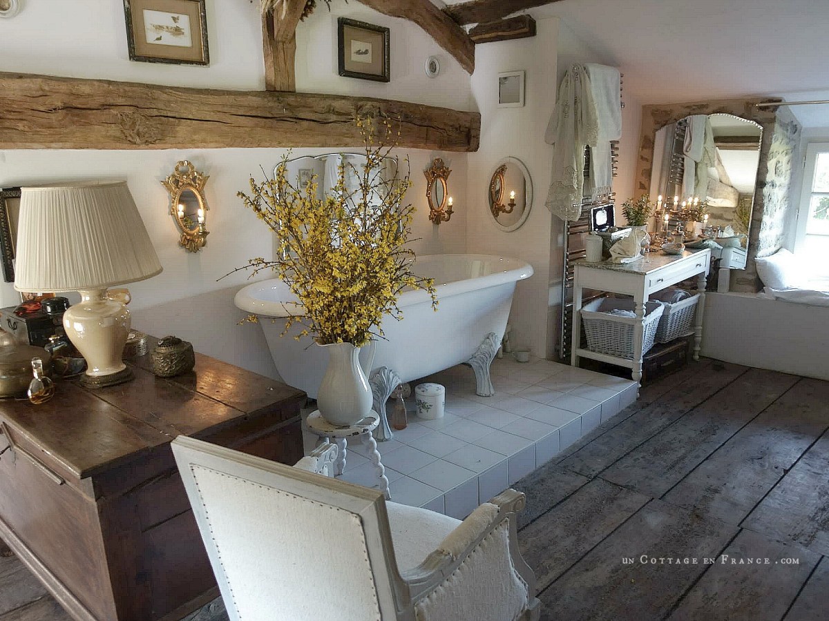 Shabby chic : mélange de blancs dans la salle de bain |  White Hues in the&nbsp;Bathroom