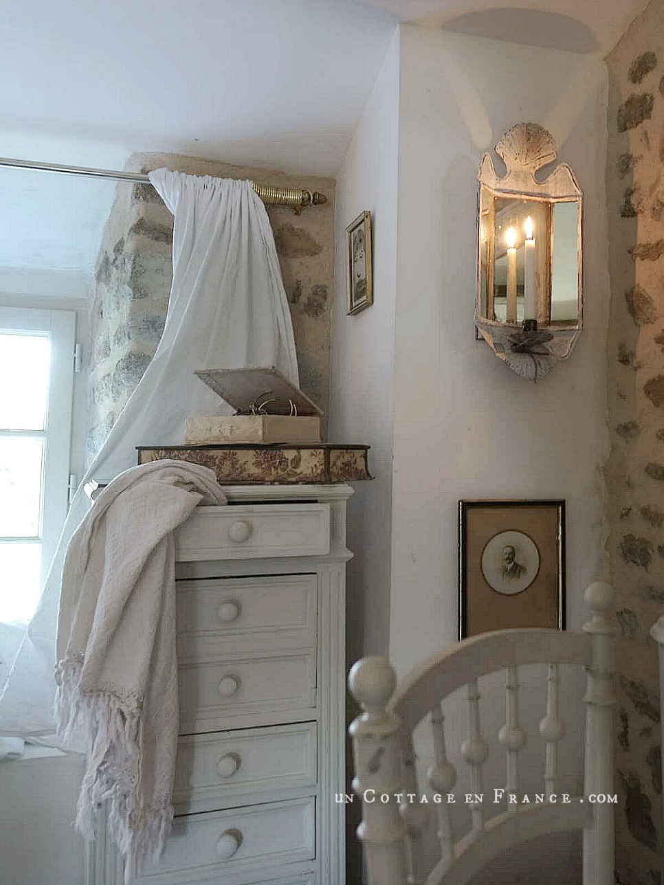 #romanticbathroom #whitecottagecharm #uncottageenfrance #campagnechic #frenchinterior #frenchfarmhousestyle #frenchcountry #frenchliving #fixerupperstyle #shabbychicbathroom #frenchcountrycottage #allthingsfrench #frenchcottage #farmhousevignette #cottagevignette #chippypaint #frenchdecoration #fermette #countrychic #rustique #rusticdecor #decorustic #cottagedecor #maisondecampagne #campagnedecoration #countryhomemag #brocante