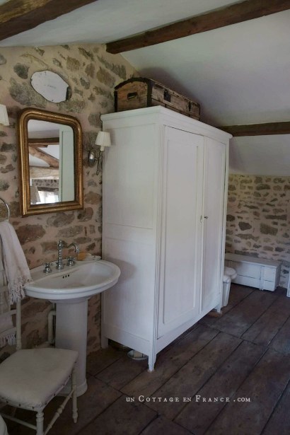 #romanticbathroom #whitecottagecharm #uncottageenfrance #campagnechic #frenchinterior #frenchfarmhousestyle #frenchcountry #frenchliving #fixerupperstyle #shabbychicbathroom #frenchcountrycottage #allthingsfrench #frenchcottage #farmhousevignette #cottagevignette #chippypaint #frenchdecoration #fermette #countrychic #rustique #rusticdecor #decorustic #cottagedecor #maisondecampagne #campagnedecoration #countryhomemag #brocante