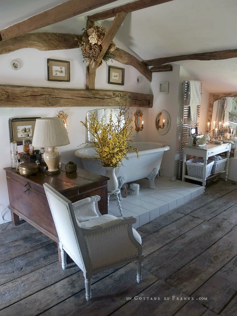 Shabby chic : mélange de blancs dans la salle de bain |  White Hues in the&nbsp;Bathroom