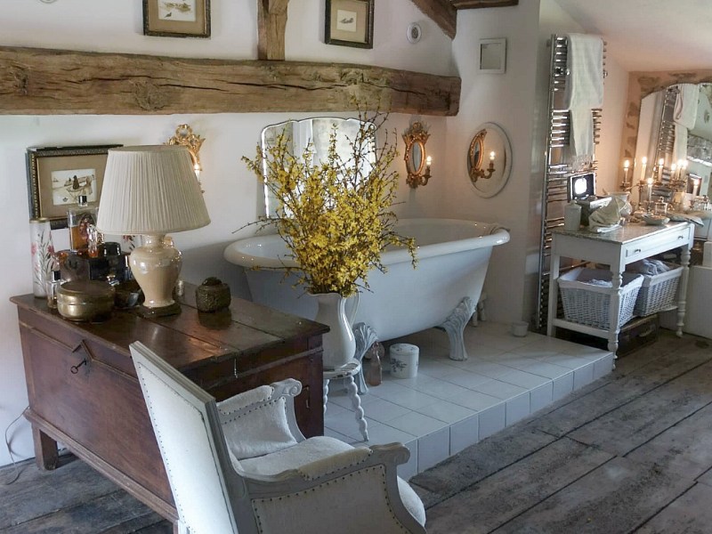 Shabby chic : mélange de blancs dans la salle de bain |  White Hues in the&nbsp;Bathroom