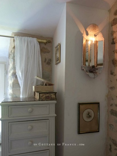 #romanticbathroom #whitecottagecharm #uncottageenfrance #campagnechic #frenchinterior #frenchfarmhousestyle #frenchcountry #frenchliving #fixerupperstyle #shabbychicbathroom #frenchcountrycottage #allthingsfrench #frenchcottage #farmhousevignette #cottagevignette #chippypaint #frenchdecoration #fermette #countrychic #rustique #rusticdecor #decorustic #cottagedecor #maisondecampagne #campagnedecoration #countryhomemag #brocante