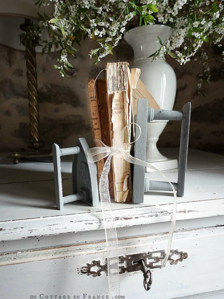 Décor clair romantique au salon | White Cottage Decor in the Living&nbsp;Room