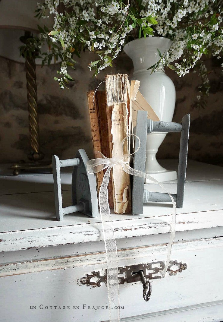 Décor clair romantique au salon | White Cottage Decor in the Living&nbsp;Room