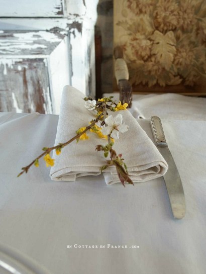 #whitecottagecharm #uncottageenfrance #campagnechic #frenchinterior #frenchfarmhousestyle #frenchcountry #frenchliving #fixerupperstyle #frenchcountrycottage #allthingsfrench #frenchcottage #farmhousevignette #cottagevignette #chippypaint #frenchdecoration #fermette #countrychic #rustique #rusticdecor #decorustic #cottagedecor #maisondecampagne #campagnedecoration #countryhomemag #brocante