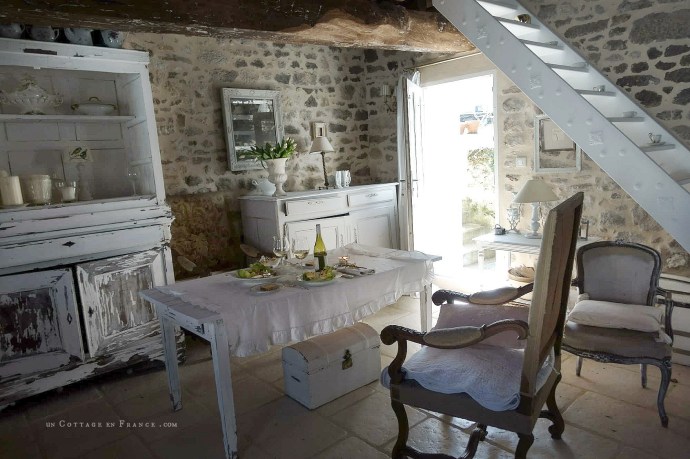 #whitecottagecharm #uncottageenfrance #campagnechic #frenchinterior #frenchfarmhousestyle #frenchcountry #frenchliving #fixerupperstyle #frenchcountrycottage #allthingsfrench #frenchcottage #farmhousevignette #cottagevignette #chippypaint #frenchdecoration #fermette #countrychic #rustique #rusticdecor #decorustic #cottagedecor #maisondecampagne #campagnedecoration #countryhomemag #brocante