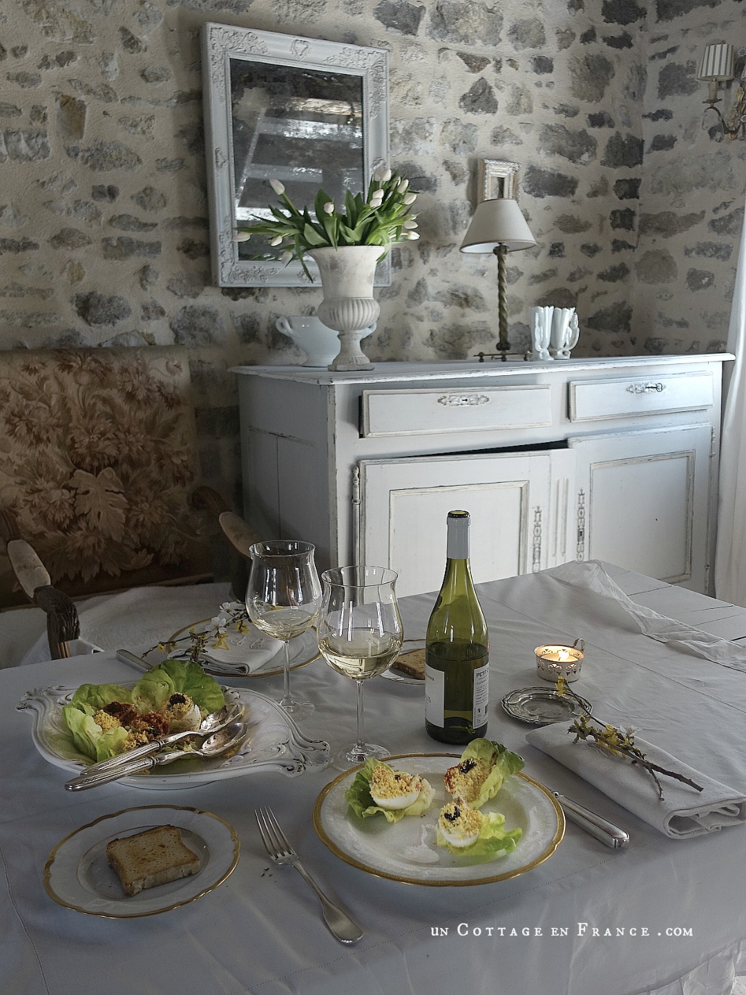 #whitecottagecharm #uncottageenfrance #campagnechic #frenchinterior #frenchfarmhousestyle #frenchcountry #frenchliving #fixerupperstyle #frenchcountrycottage #allthingsfrench #frenchcottage #farmhousevignette #cottagevignette #chippypaint #frenchdecoration #fermette #countrychic #rustique #rusticdecor #decorustic #cottagedecor #maisondecampagne #campagnedecoration #countryhomemag #brocante