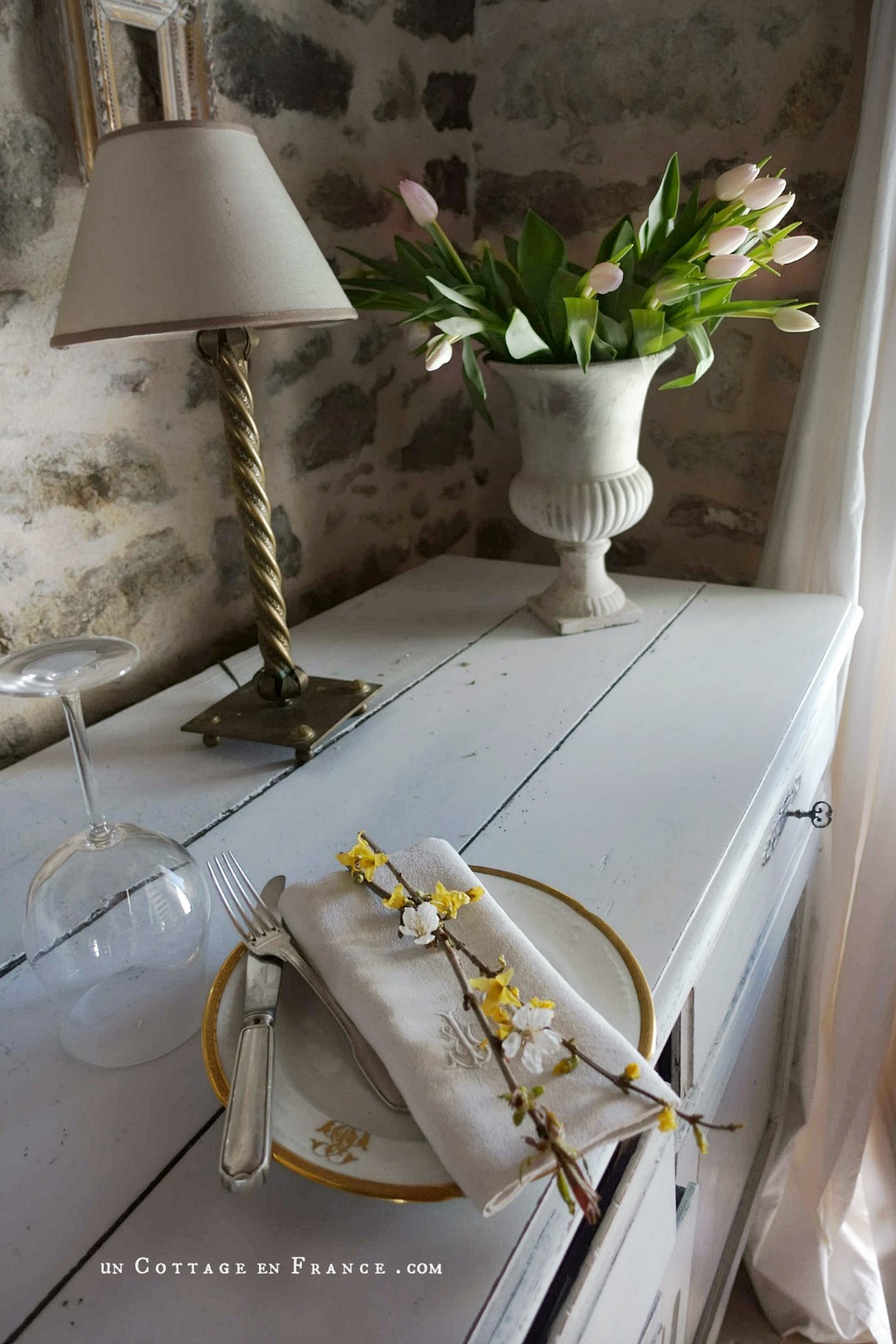 #whitecottagecharm #uncottageenfrance #campagnechic #frenchinterior #frenchfarmhousestyle #frenchcountry #frenchliving #fixerupperstyle #frenchcountrycottage #allthingsfrench #frenchcottage #farmhousevignette #cottagevignette #chippypaint #frenchdecoration #fermette #countrychic #rustique #rusticdecor #decorustic #cottagedecor #maisondecampagne #campagnedecoration #countryhomemag #brocante