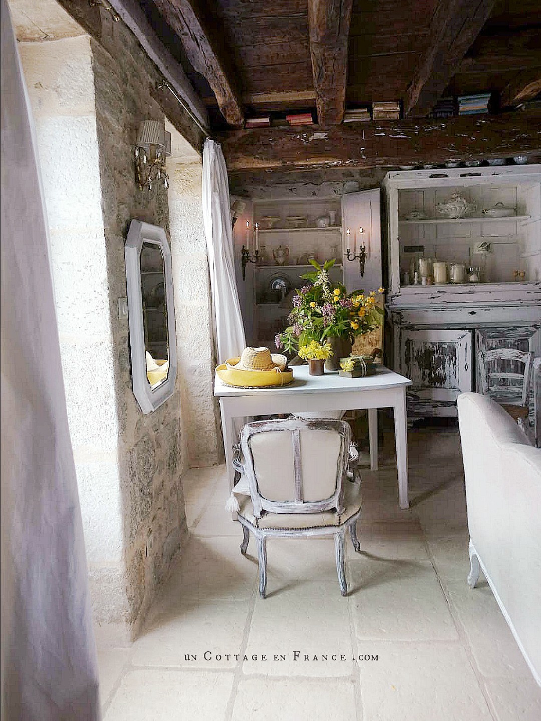 #whitecottagecharm #uncottageenfrance #campagnechic #frenchinterior #frenchfarmhousestyle #frenchcountry #frenchliving #fixerupperstyle #frenchcountrycottage #allthingsfrench #frenchcottage #farmhousevignette #cottagevignette #chippypaint #frenchdecoration #fermette #countrychic #rustique #rusticdecor #decorustic #cottagedecor #maisondecampagne #campagnedecoration #countryhomemag #brocante