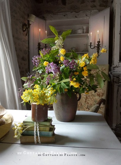 #whitecottagecharm #uncottageenfrance #campagnechic #frenchinterior #frenchfarmhousestyle #frenchcountry #frenchliving #fixerupperstyle #frenchcountrycottage #allthingsfrench #frenchcottage #farmhousevignette #cottagevignette #chippypaint #frenchdecoration #fermette #countrychic #rustique #rusticdecor #decorustic #cottagedecor #maisondecampagne #campagnedecoration #countryhomemag #brocante