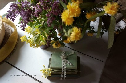 #whitecottagecharm #uncottageenfrance #campagnechic #frenchinterior #frenchfarmhousestyle #frenchcountry #frenchliving #fixerupperstyle #frenchcountrycottage #allthingsfrench #frenchcottage #farmhousevignette #cottagevignette #chippypaint #frenchdecoration #fermette #countrychic #rustique #rusticdecor #decorustic #cottagedecor #maisondecampagne #campagnedecoration #countryhomemag #brocante