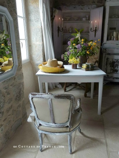 #whitecottagecharm #uncottageenfrance #campagnechic #frenchinterior #frenchfarmhousestyle #frenchcountry #frenchliving #fixerupperstyle #frenchcountrycottage #allthingsfrench #frenchcottage #farmhousevignette #cottagevignette #chippypaint #frenchdecoration #fermette #countrychic #rustique #rusticdecor #decorustic #cottagedecor #maisondecampagne #campagnedecoration #countryhomemag #brocante