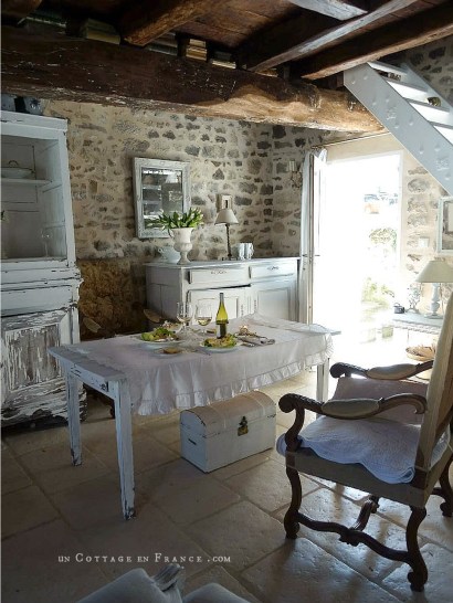#whitecottagecharm #uncottageenfrance #campagnechic #frenchinterior #frenchfarmhousestyle #frenchcountry #frenchliving #fixerupperstyle #frenchcountrycottage #allthingsfrench #frenchcottage #farmhousevignette #cottagevignette #chippypaint #frenchdecoration #fermette #countrychic #rustique #rusticdecor #decorustic #cottagedecor #maisondecampagne #campagnedecoration #countryhomemag #brocante