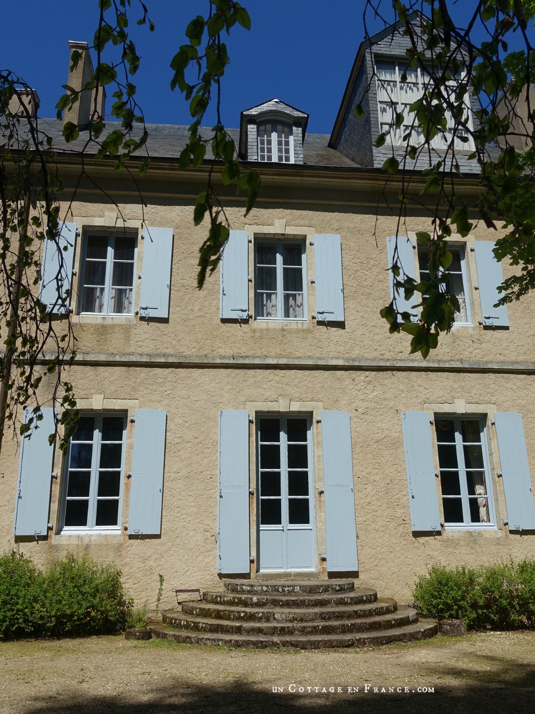 maison d'artiste, french country desig, george sand Berry, chambre romantique, décor ampagne chic bleu, french farmhouse style