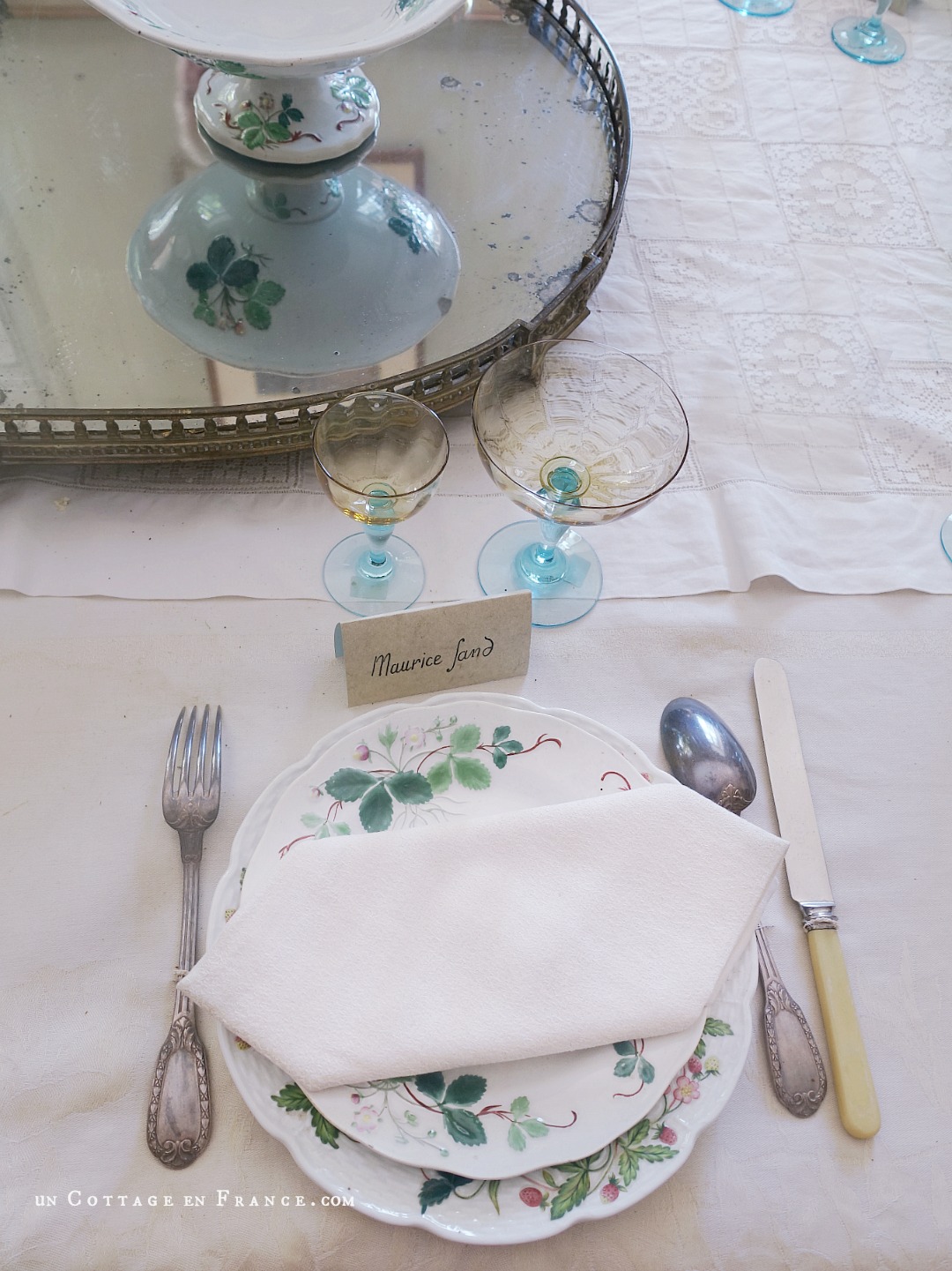 maison d'artiste, french country desig, george sand Berry, chambre romantique, décor ampagne chic bleu, french farmhouse style