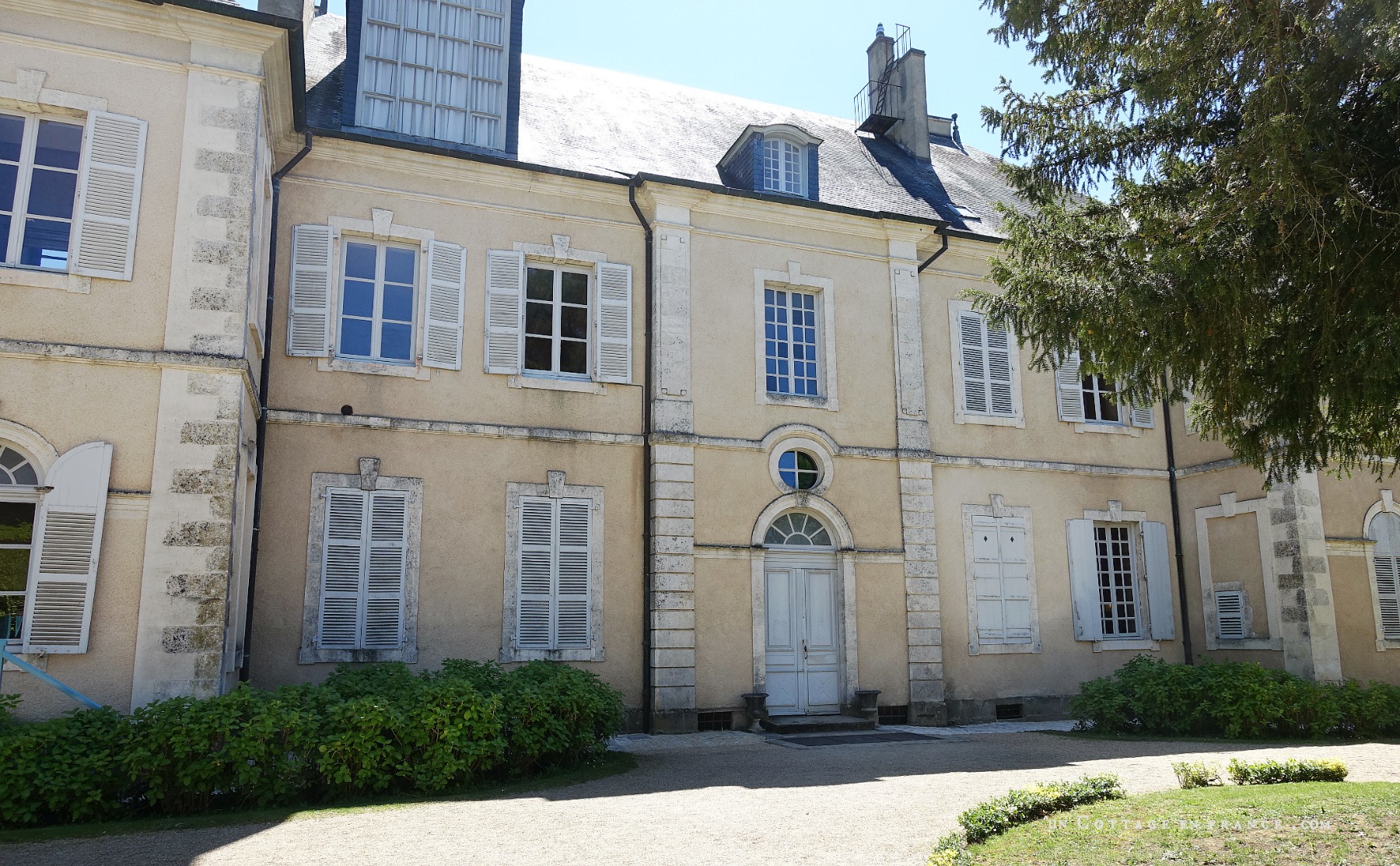 maison d'artiste, french country desig, george sand Berry, chambre romantique, décor ampagne chic bleu, french farmhouse style