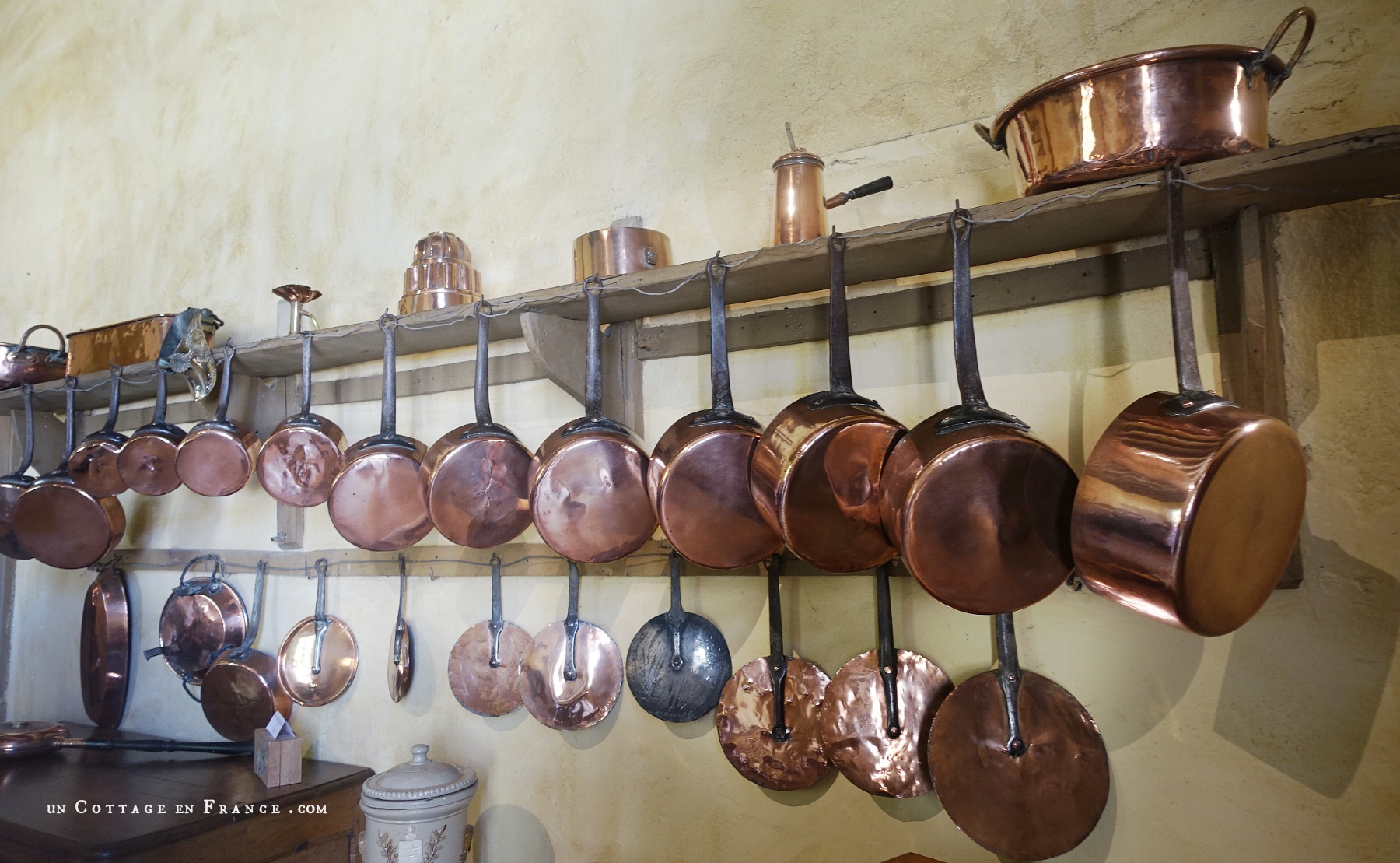 colette malpaud #whitecottagecharm #uncottageenfrance #campagnechic #frenchinterior #frenchfarmhousestyle #frenchcountry #frenchliving #fixerupperstyle #frenchcountrycottage #allthingsfrench #frenchcottage #farmhousevignette #cottagevignette #chippypaint #frenchdecoration #fermette #countrychic #rustique #rusticdecor #decorustic #cottagedecor #maisondecampagne #campagnedecoration #countryhomemag #brocante