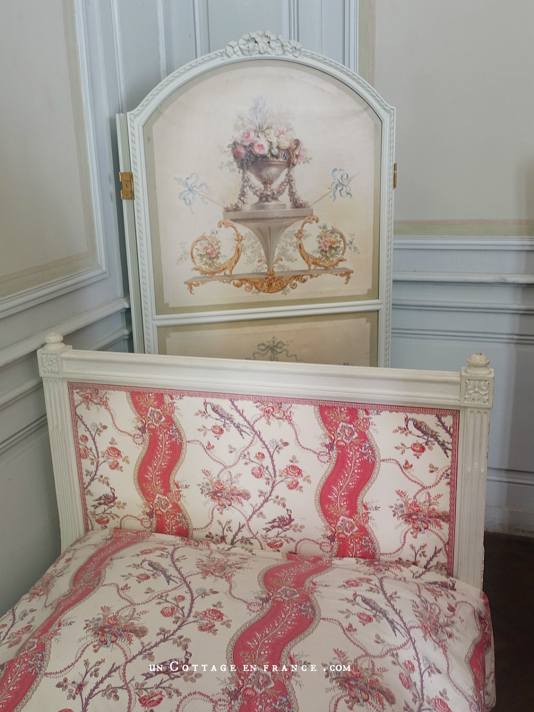 maison d'artiste, french country desig, george sand Berry, chambre romantique, décor ampagne chic bleu, french farmhouse style