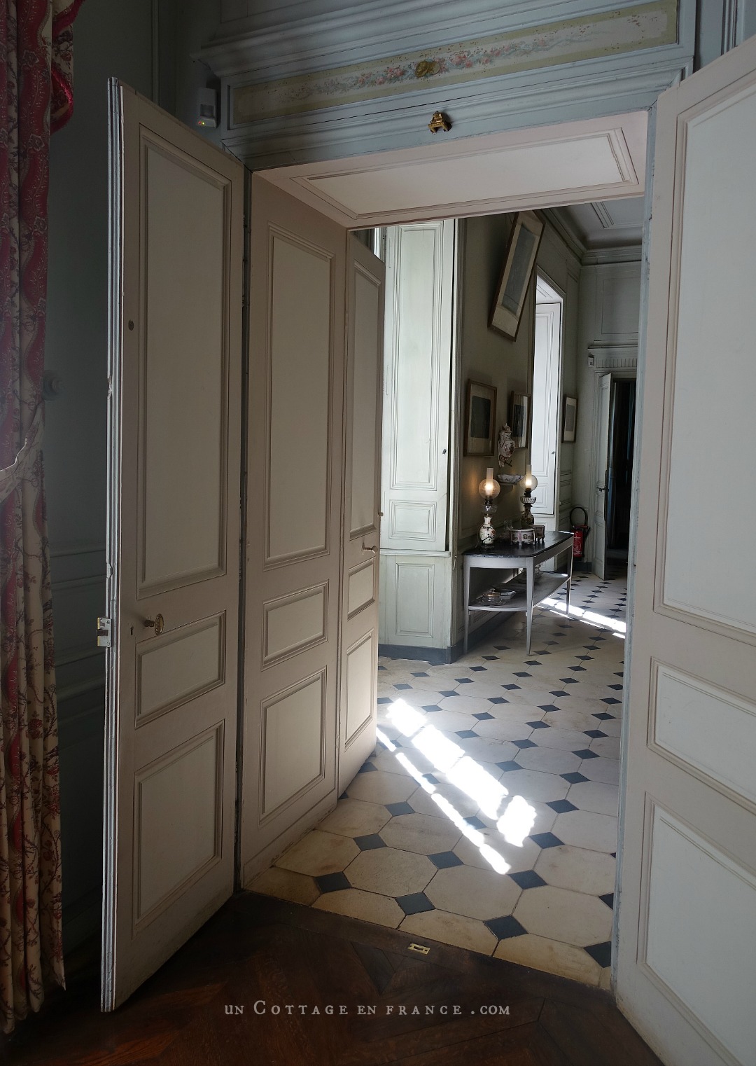 maison d'artiste, french country desig, george sand Berry, chambre romantique, décor ampagne chic bleu, french farmhouse style