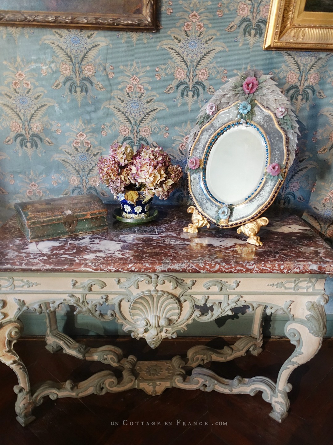 maison d'artiste, french country desig, george sand Berry, chambre romantique, décor ampagne chic bleu, french farmhouse style