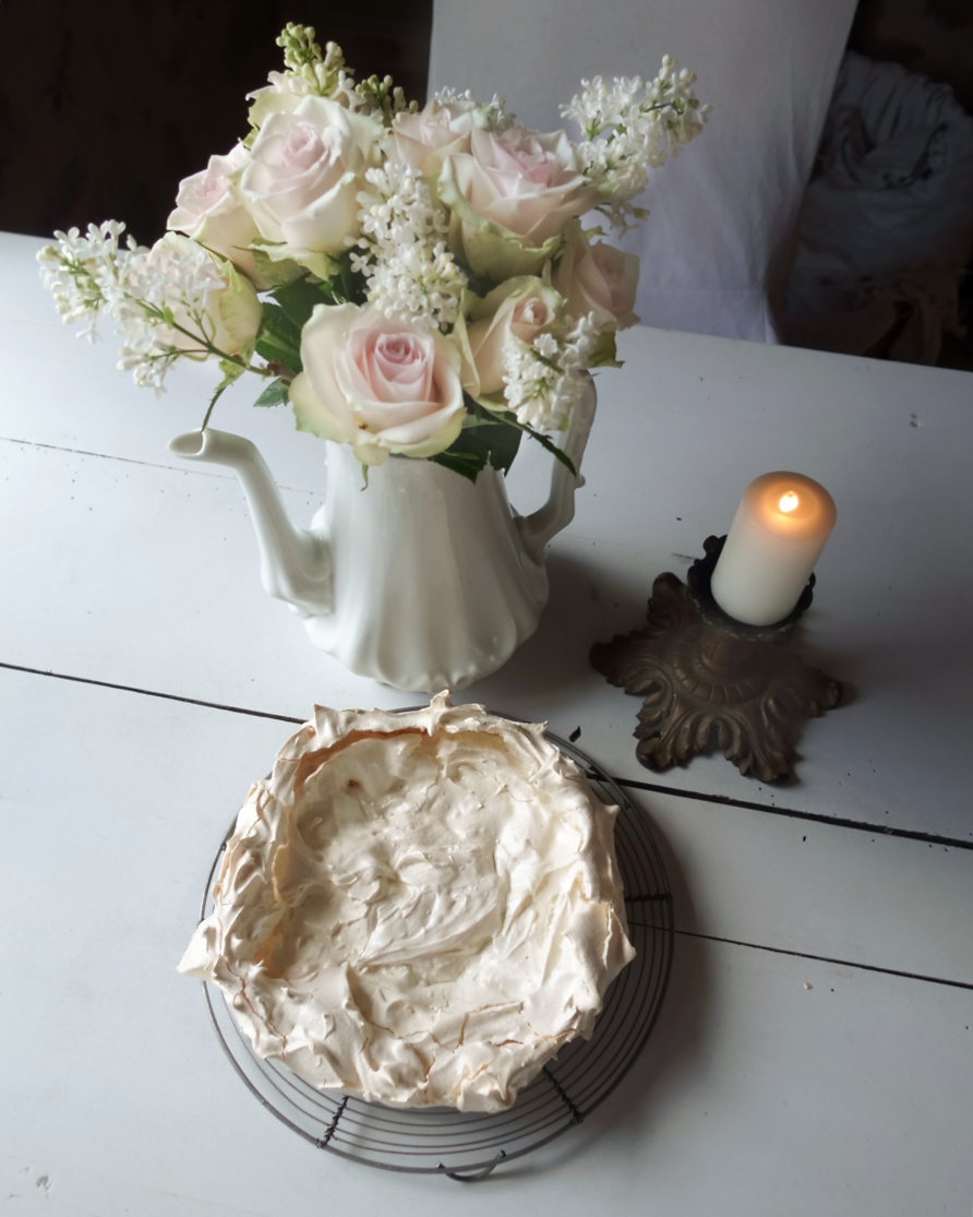 colette malpaud #whitecottagecharm #uncottageenfrance #campagnechic #frenchinterior #frenchfarmhousestyle #frenchcountry #frenchliving #fixerupperstyle #frenchcountrycottage #allthingsfrench #frenchcottage #farmhousevignette #cottagevignette #chippypaint #frenchdecoration #fermette #countrychic #rustique #rusticdecor #decorustic #cottagedecor #maisondecampagne #campagnedecoration #countryhomemag #brocante