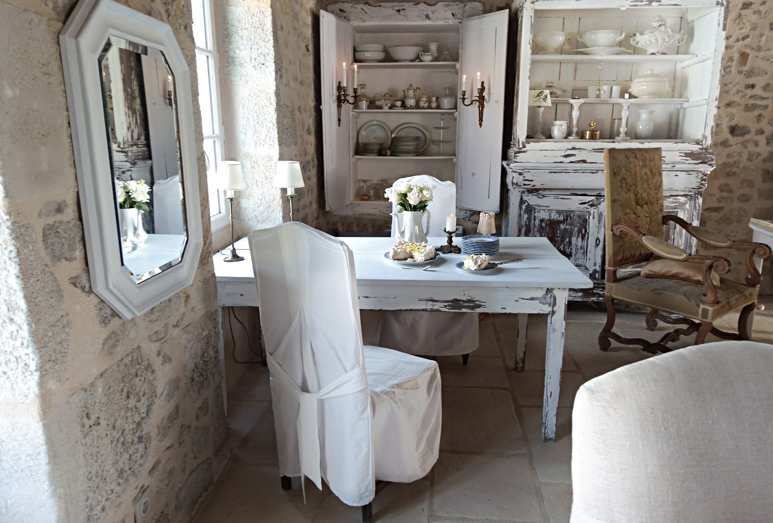 colette malpaud #whitecottagecharm #uncottageenfrance #campagnechic #frenchinterior #frenchfarmhousestyle #frenchcountry #frenchliving #fixerupperstyle #frenchcountrycottage #allthingsfrench #frenchcottage #farmhousevignette #cottagevignette #chippypaint #frenchdecoration #fermette #countrychic #rustique #rusticdecor #decorustic #cottagedecor #maisondecampagne #campagnedecoration #countryhomemag #brocante