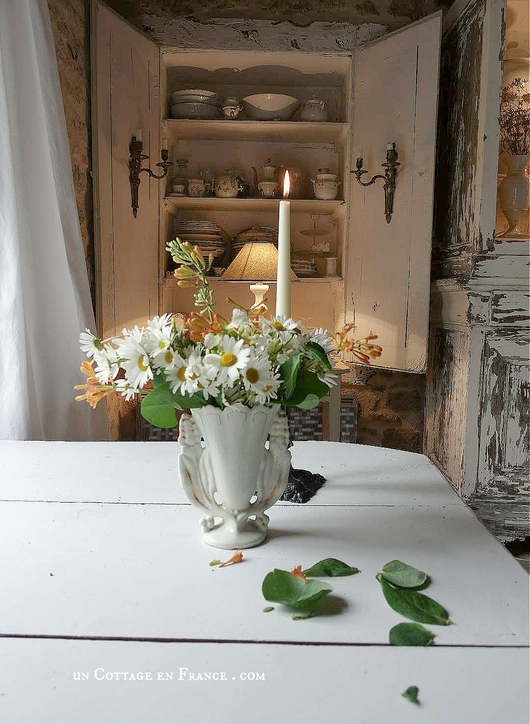 rural fantasy, cottagecore, french cottage design, table blanche#allthingsfrench #frenchcottage #farmhousevignette #cottagevignette #chippypaint #frenchdecoration #fermette #countrychic #rustique #rusticdecor #decorustic #cottagedecor #maisondecampagne #campagnedecoration #countryhomemag #brocante