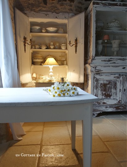 #whitecottagecharm #uncottageenfrance #campagnechic #frenchinterior #frenchfarmhousestyle #frenchcountry #frenchliving #fixerupperstyle #frenchcountrycottage #allthingsfrench #frenchcottage #farmhousevignette #cottagevignette #chippypaint #frenchdecoration #fermette #countrychic #rustique #rusticdecor #decorustic #cottagedecor #maisondecampagne #campagnedecoration #countryhomemag #brocante
