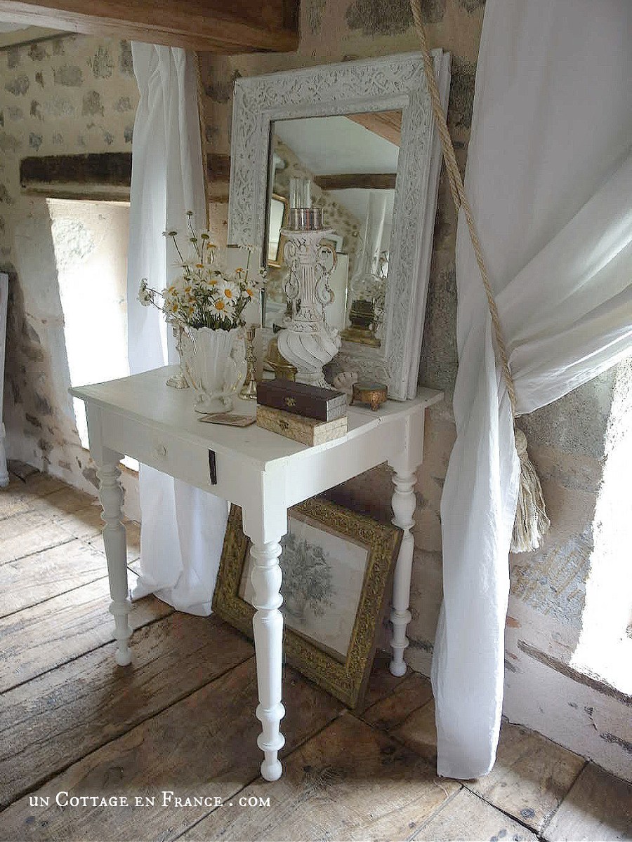Une petite table rustique gris gustavien | A Small Gustavian Grey Rustic&nbsp;Table
