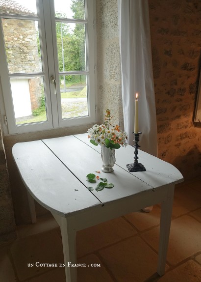 #whitecottagecharm #uncottageenfrance #campagnechic #frenchinterior #frenchfarmhousestyle #frenchcountry #frenchliving #fixerupperstyle #frenchcountrycottage #allthingsfrench #frenchcottage #farmhousevignette #cottagevignette #chippypaint #frenchdecoration #fermette #countrychic #rustique #rusticdecor #decorustic #cottagedecor #maisondecampagne #campagnedecoration #countryhomemag #brocante