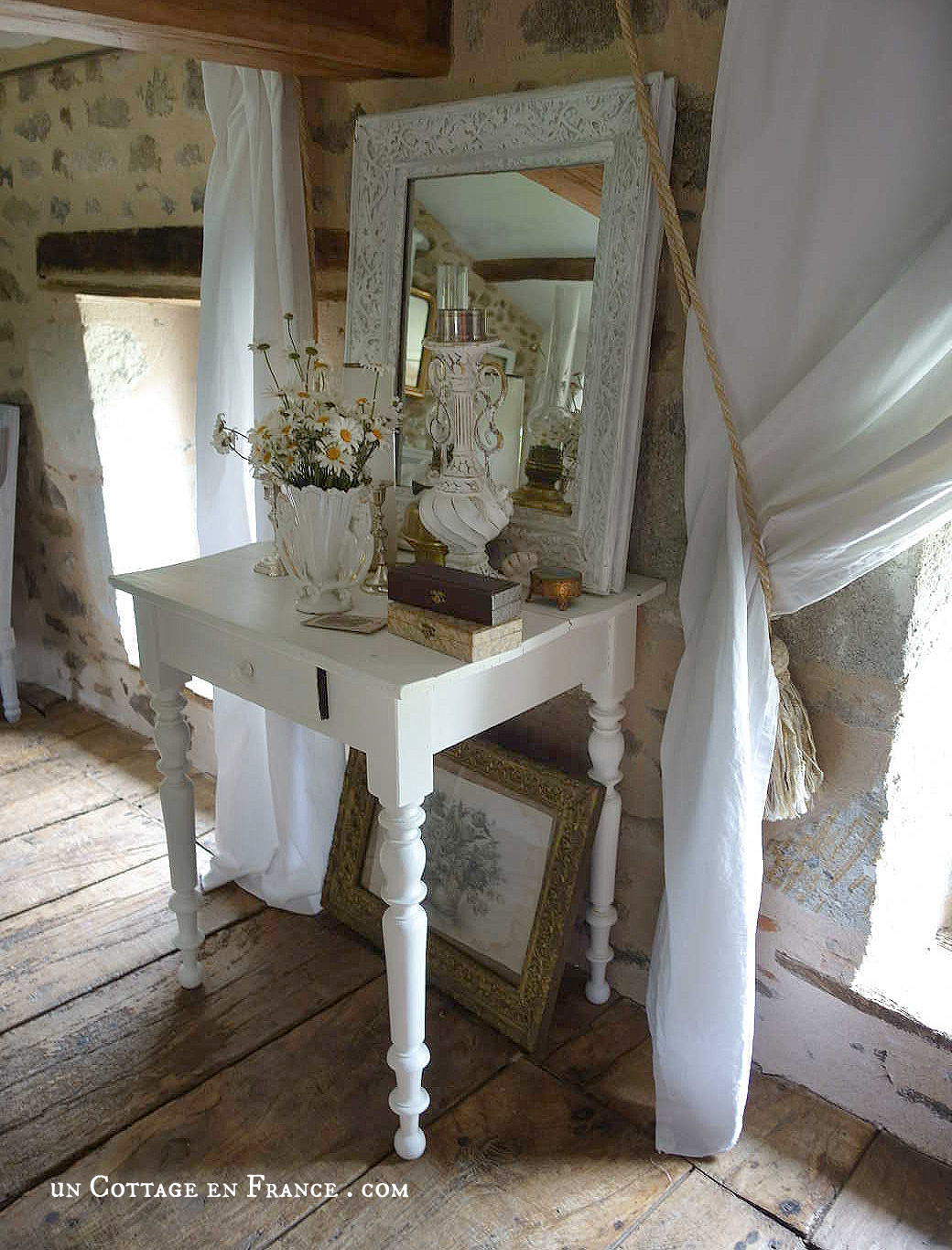 #whitecottagecharm #uncottageenfrance #campagnechic #frenchinterior #frenchfarmhousestyle #frenchcountry #frenchliving #fixerupperstyle #frenchcountrycottage #allthingsfrench #frenchcottage #farmhousevignette #cottagevignette #chippypaint #frenchdecoration #fermette #countrychic #rustique #rusticdecor #decorustic #cottagedecor #maisondecampagne #campagnedecoration #countryhomemag #brocante
