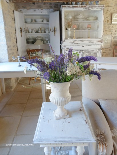 #whitecottagecharm #uncottageenfrance #campagnechic #frenchinterior #frenchfarmhousestyle #frenchcountry #frenchliving #fixerupperstyle #frenchcountrycottage #allthingsfrench #frenchcottage #farmhousevignette #cottagevignette #chippypaint #frenchdecoration #fermette #countrychic #rustique #rusticdecor #decorustic #cottagedecor #maisondecampagne #campagnedecoration #countryhomemag #brocante