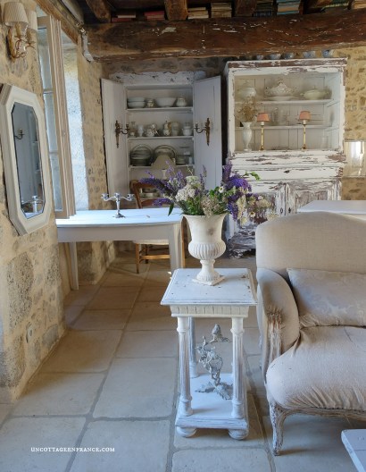 #whitecottagecharm #uncottageenfrance #campagnechic #frenchinterior #frenchfarmhousestyle #frenchcountry #frenchliving #fixerupperstyle #frenchcountrycottage #allthingsfrench #frenchcottage #farmhousevignette #cottagevignette #chippypaint #frenchdecoration #fermette #countrychic #rustique #rusticdecor #decorustic #cottagedecor #maisondecampagne #campagnedecoration #countryhomemag #brocante