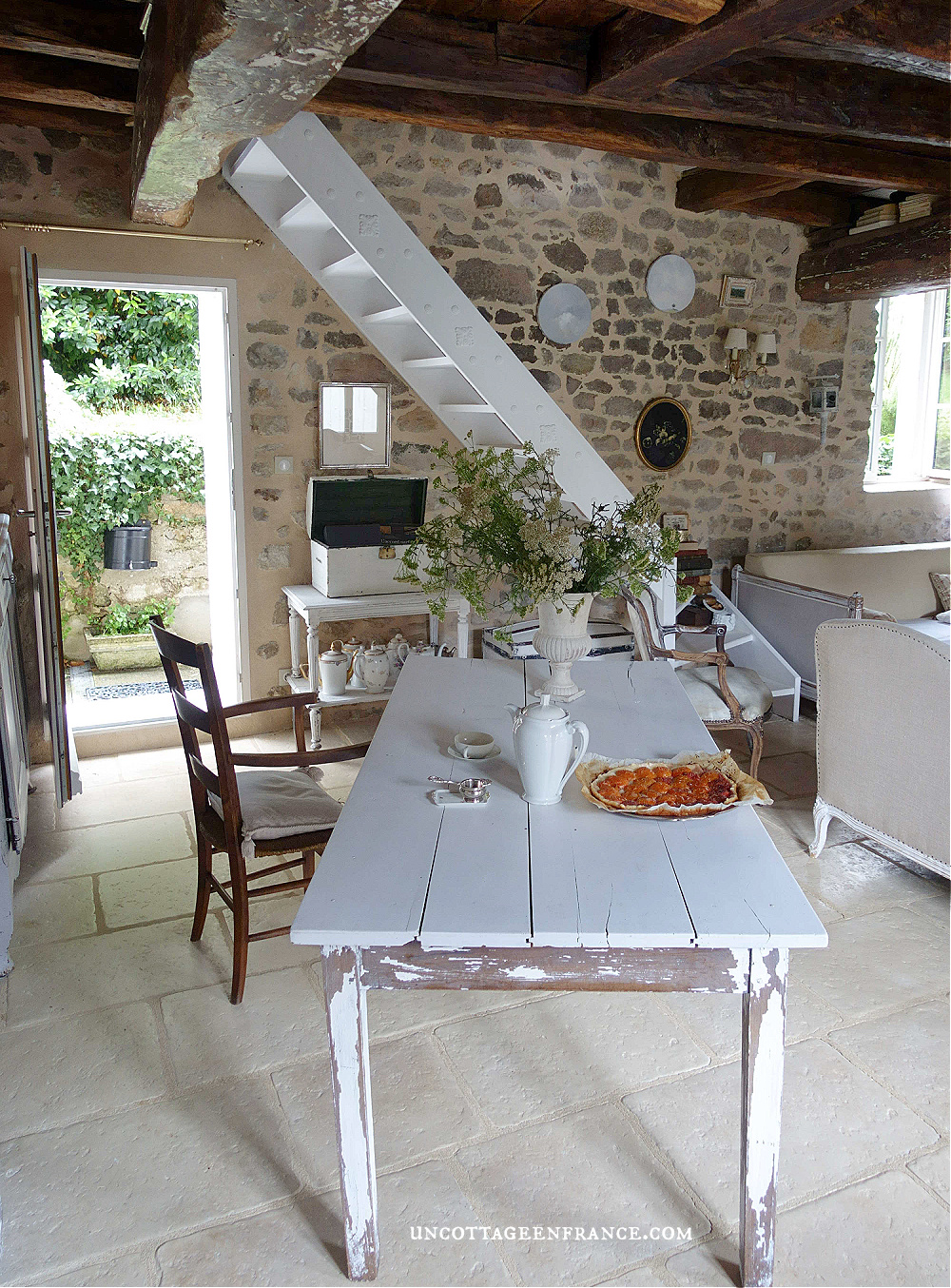 #whitecottagecharm #uncottageenfrance #campagnechic #frenchinterior #frenchfarmhousestyle #frenchcountry #frenchliving #fixerupperstyle #frenchcountrycottage #allthingsfrench #frenchcottage #farmhousevignette #cottagevignette #chippypaint #frenchdecoration #fermette #countrychic #rustique #rusticdecor #decorustic #cottagedecor #maisondecampagne #campagnedecoration #countryhomemag #brocante