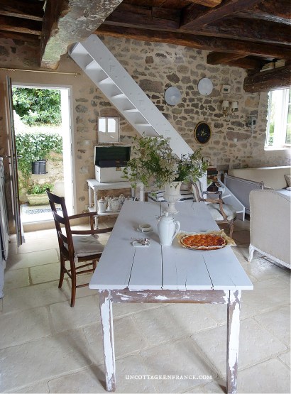 #whitecottagecharm #uncottageenfrance #campagnechic #frenchinterior #frenchfarmhousestyle #frenchcountry #frenchliving #fixerupperstyle #frenchcountrycottage #allthingsfrench #frenchcottage #farmhousevignette #cottagevignette #chippypaint #frenchdecoration #fermette #countrychic #rustique #rusticdecor #decorustic #cottagedecor #maisondecampagne #campagnedecoration #countryhomemag #brocante