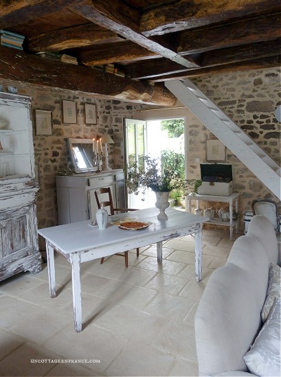 #whitecottagecharm #uncottageenfrance #campagnechic #frenchinterior #frenchfarmhousestyle #frenchcountry #frenchliving #fixerupperstyle #frenchcountrycottage #allthingsfrench #frenchcottage #farmhousevignette #cottagevignette #chippypaint #frenchdecoration #fermette #countrychic #rustique #rusticdecor #decorustic #cottagedecor #maisondecampagne #campagnedecoration #countryhomemag #brocante