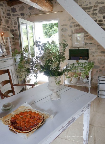 #whitecottagecharm #uncottageenfrance #campagnechic #frenchinterior #frenchfarmhousestyle #frenchcountry #frenchliving #fixerupperstyle #frenchcountrycottage #allthingsfrench #frenchcottage #farmhousevignette #cottagevignette #chippypaint #frenchdecoration #fermette #countrychic #rustique #rusticdecor #decorustic #cottagedecor #maisondecampagne #campagnedecoration #countryhomemag #brocante